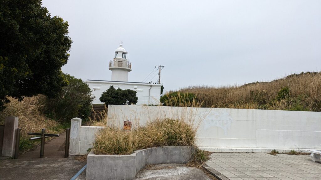 城ヶ島灯台。裏側は、ところどころ立ち入り禁止の個所があります。